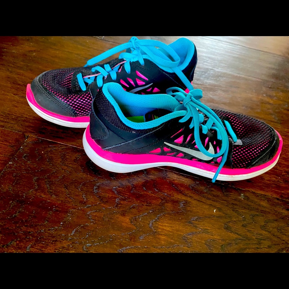 Nike girls size 1 sneakers worn maybe 3x 🤪